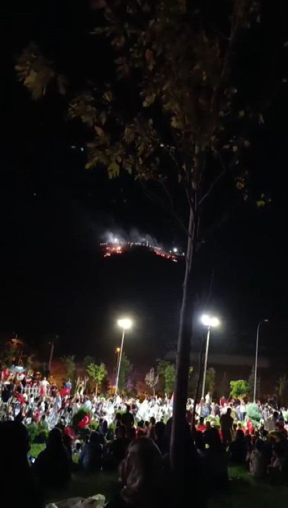 Havai fişek gösterisi yangına neden oldu