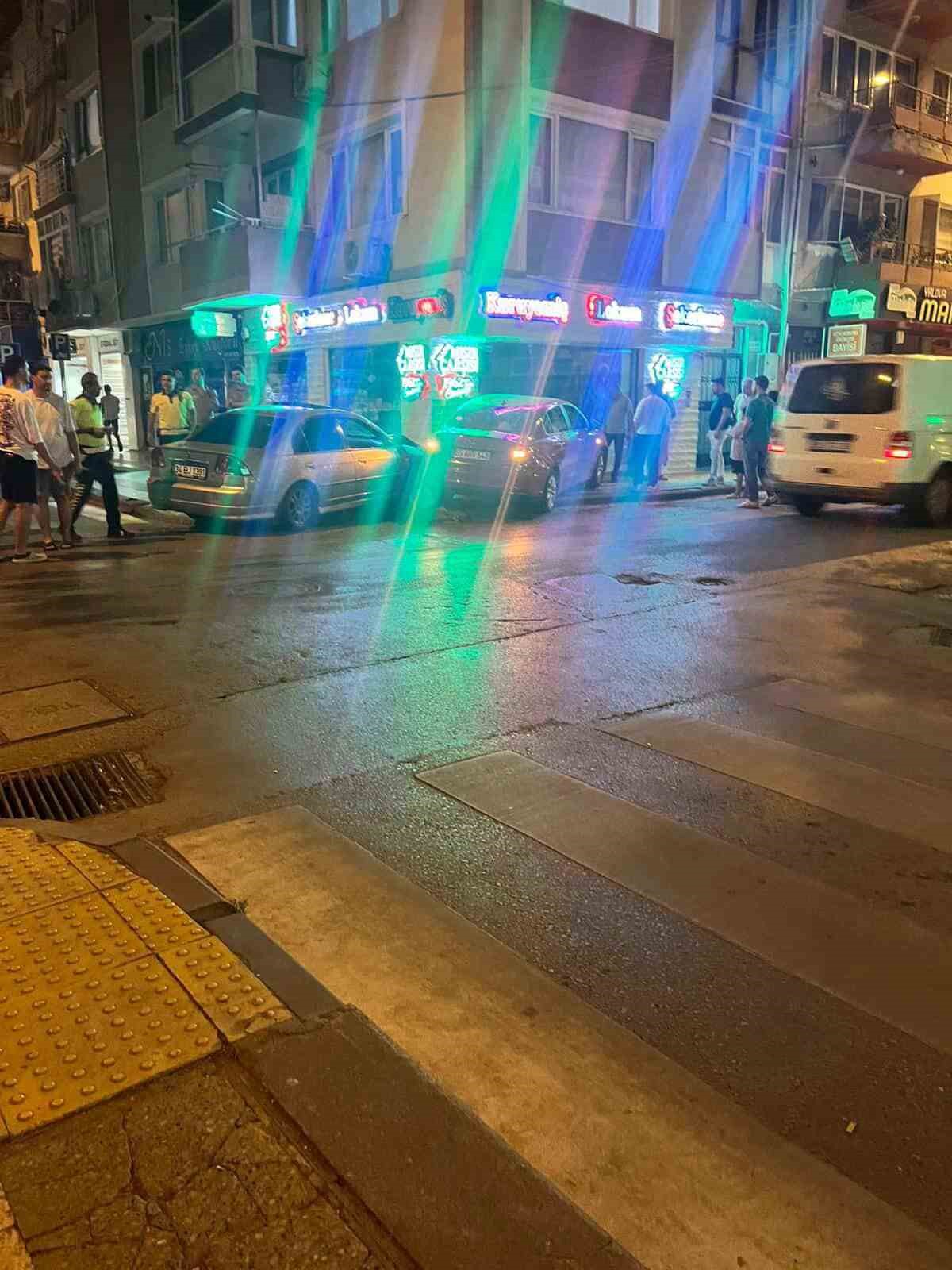 Yalova&rsquo;da &ccedil;arpışan iki otomobil kuruyemiş d&uuml;kkanına girdi
