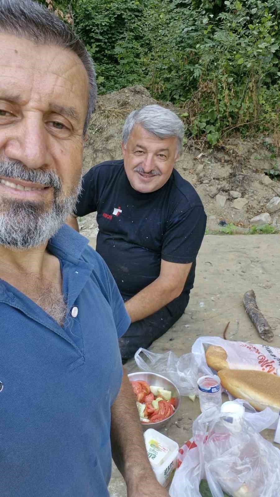 Gurbet&ccedil;iler k&ouml;ylerinde paslanan k&ouml;pr&uuml; korkuluklarını boyadı
