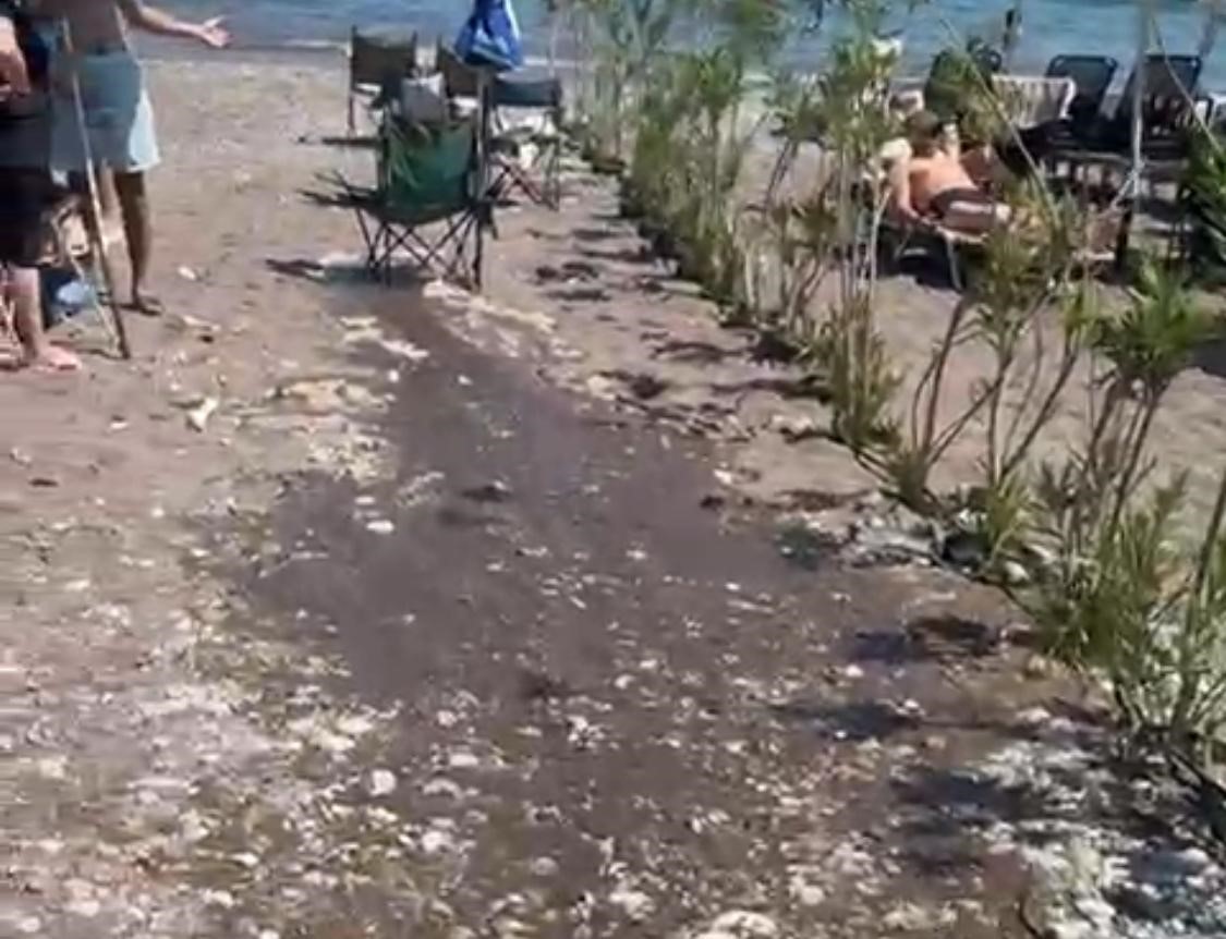 Marmaris&rsquo;te otelin havuz suyu halk plajına aktı
