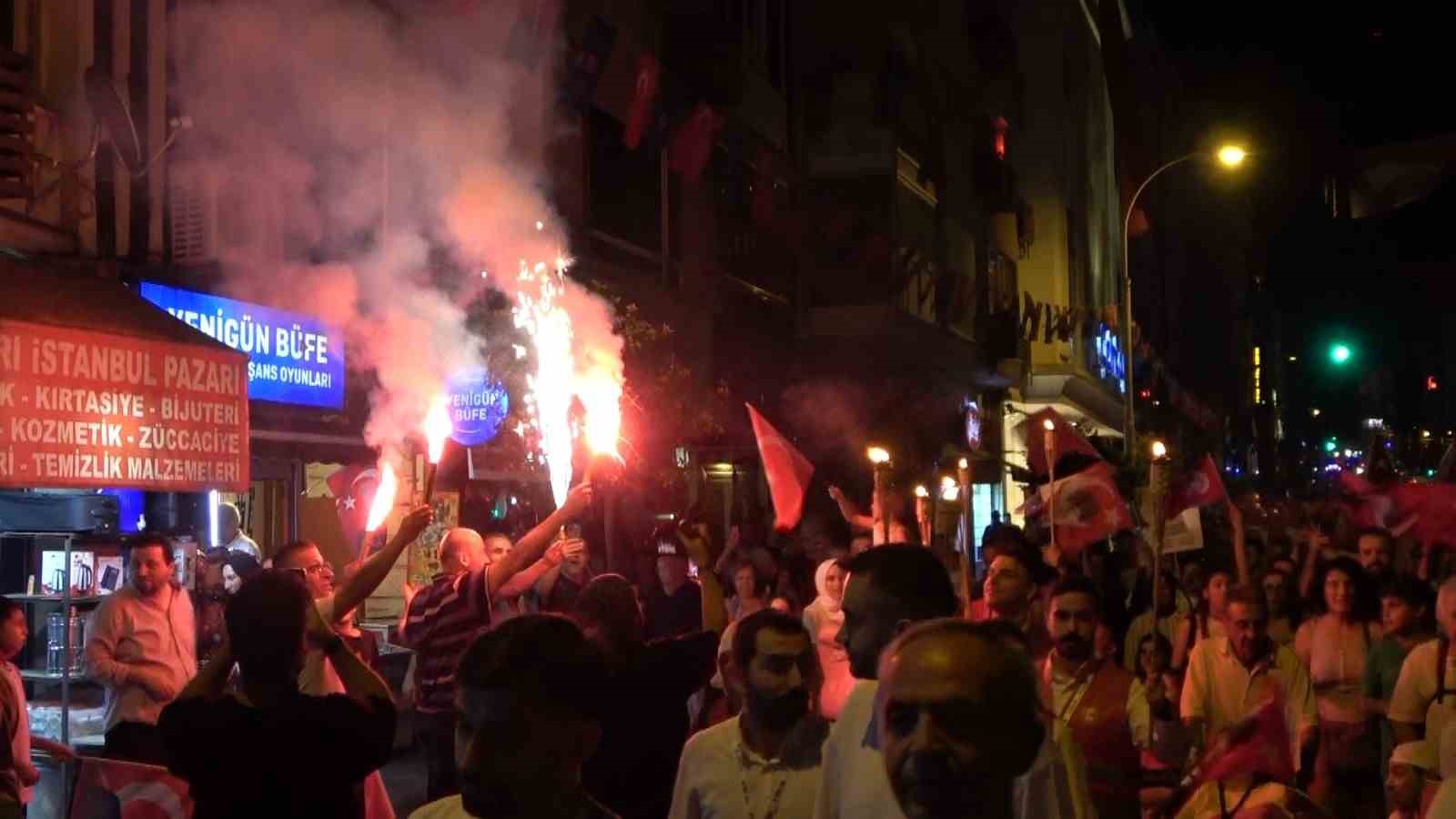 Bursa&rsquo;da 30 Ağustos Zafer Bayramı coşkusu fener alayı ve G&ouml;ksel konseriyle ta&ccedil;landı
