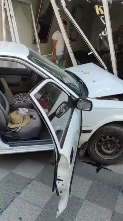 Otomobil kuaför dükkanına daldı: 1 yaralı