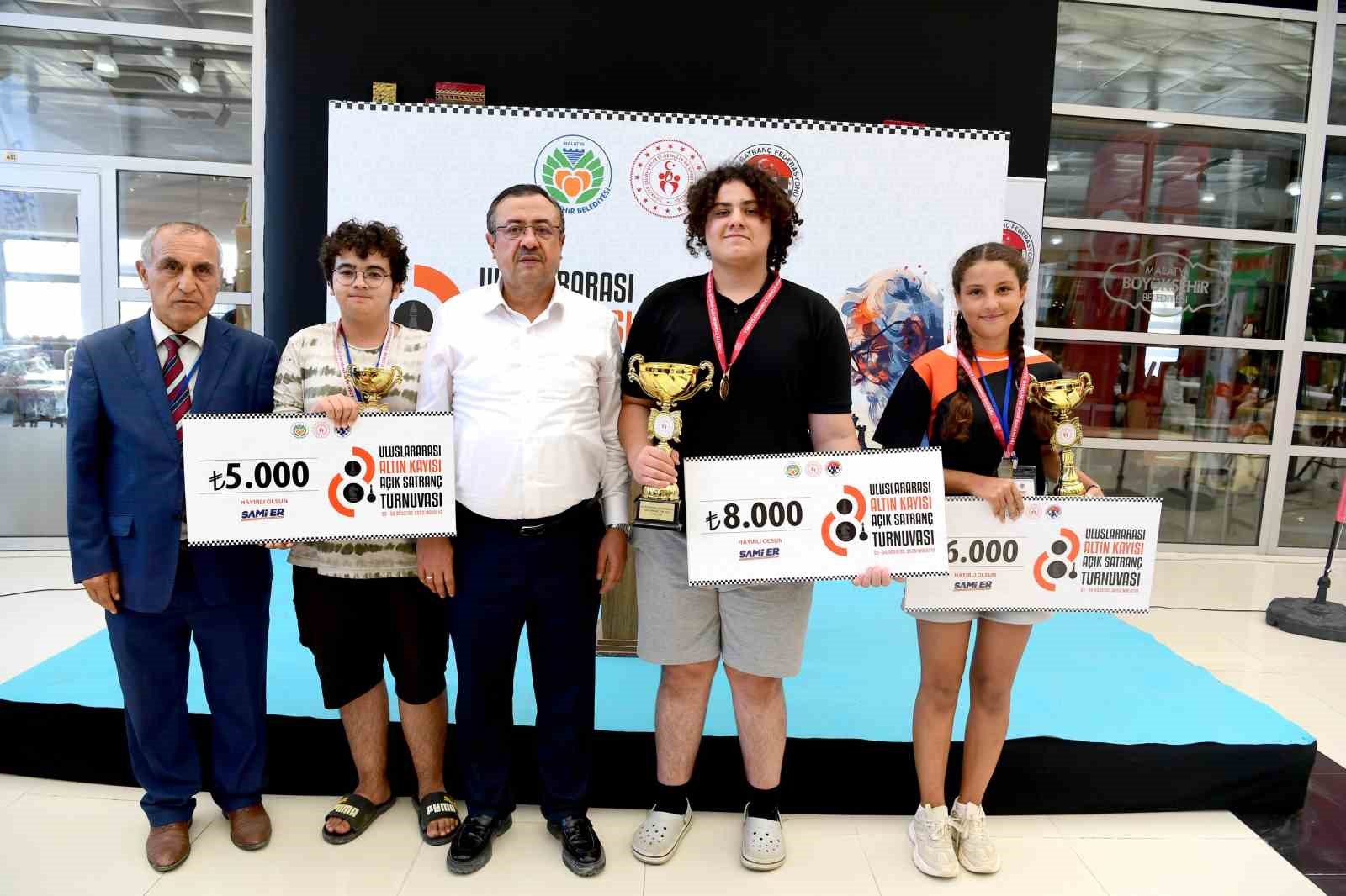 8. Uluslararası Altın Kayısı Satranç Turnuvası ödül töreni gerçekleştirildi