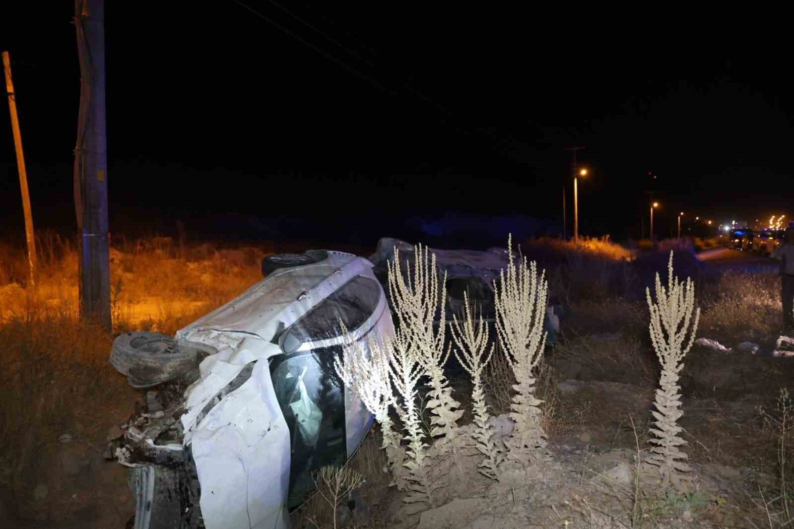 Önündeki araca çarptı, iki araç da takla attı: 2’si ağır 5 yaralı
