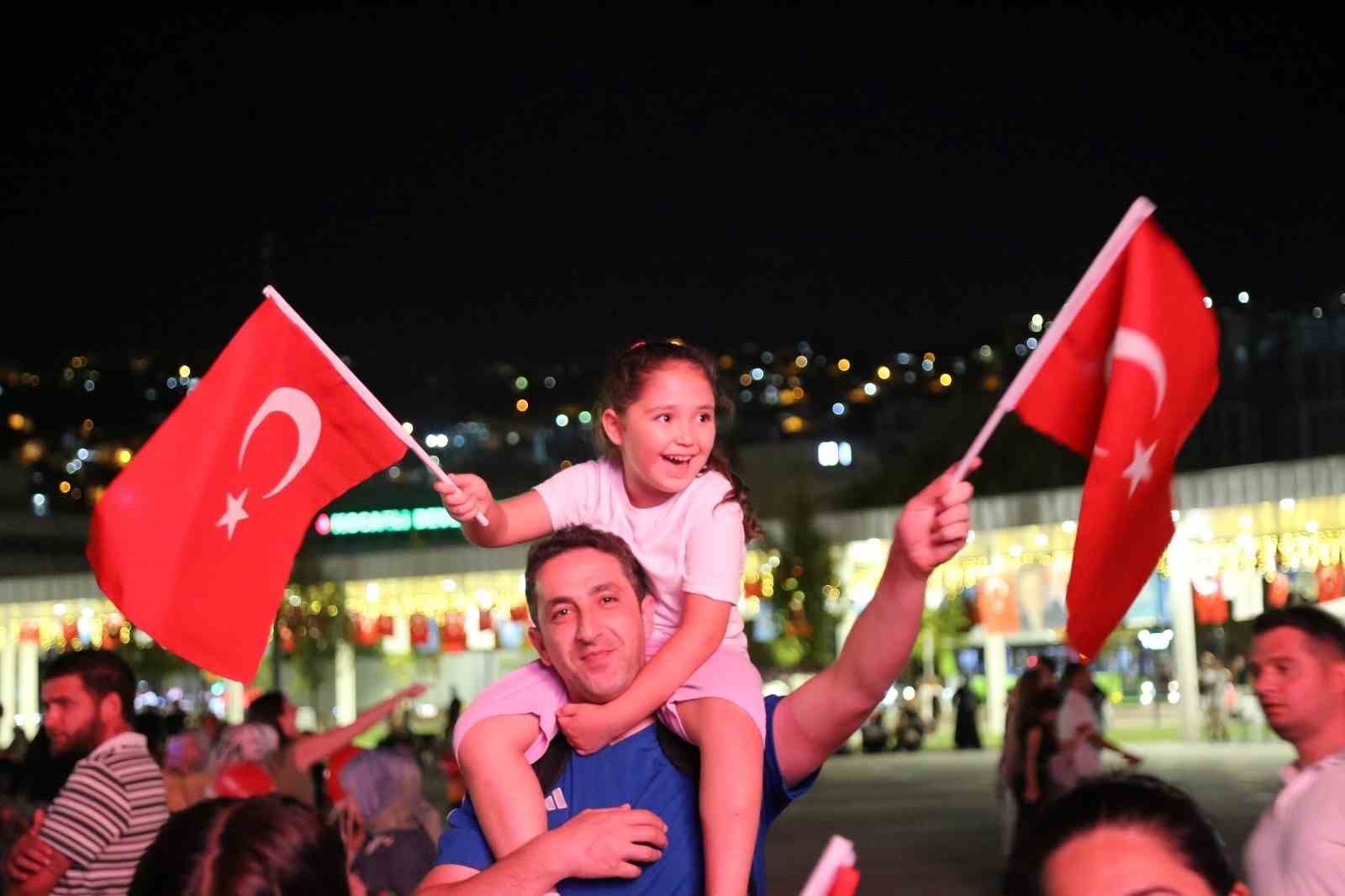 Fettah Can binlerce seveni ile Zafer Bayramı’nı kutladı