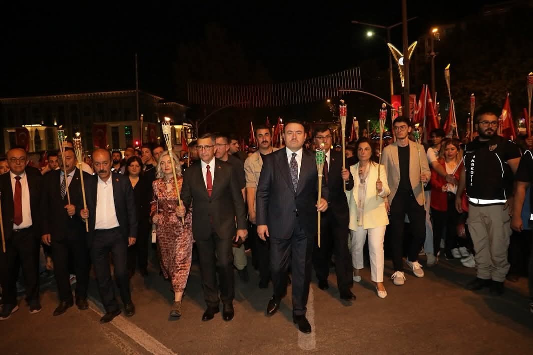 Büyük Zafer’in 103. yılı bayrak yürüyüşü ve fener alayı ile taçlandı