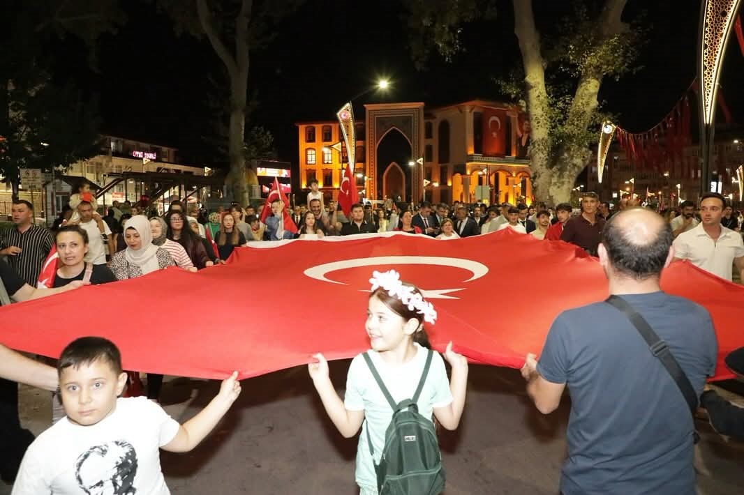 B&uuml;y&uuml;k Zafer&rsquo;in 103. yılı bayrak y&uuml;r&uuml;y&uuml;ş&uuml; ve fener alayı ile ta&ccedil;landı
