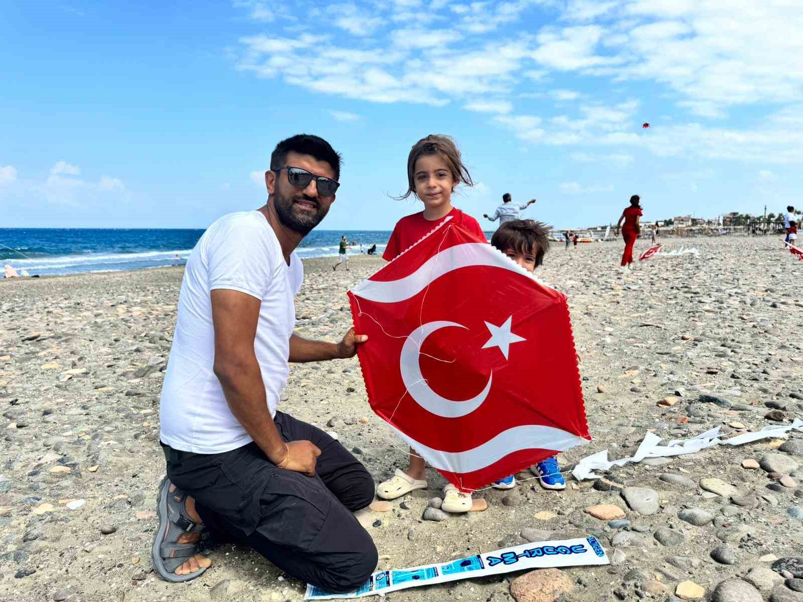 Hatay&rsquo;da g&ouml;ky&uuml;z&uuml; rengarenk u&ccedil;urtmalarla renklendi
