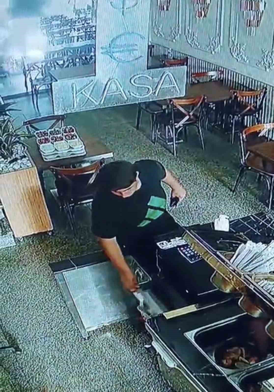 Topallayarak girdiği restorandan cüzdan çaldı, hırsızlık anı kameraya yansıdı