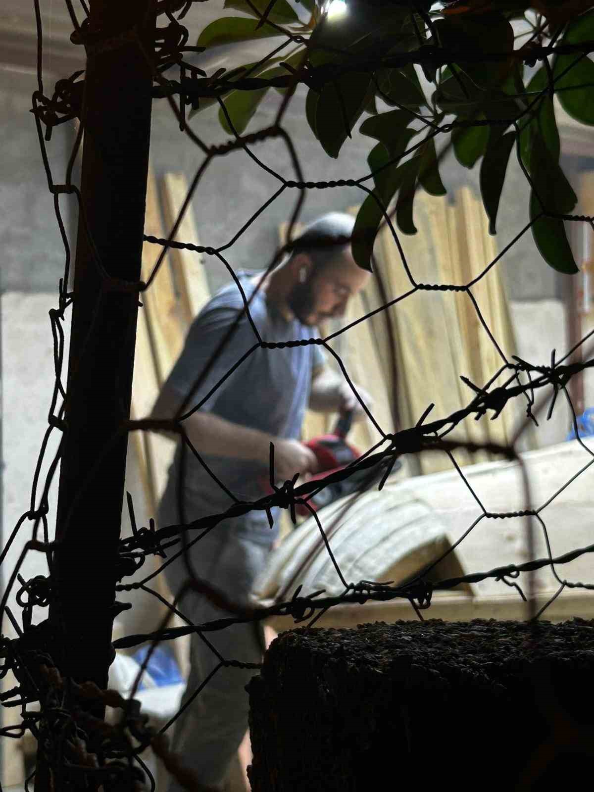 G&ouml;r&uuml;n&uuml;m&uuml;yle mest eden yarım ton ağırlığındaki ahşap Bayraktar TB2 maketini 30 g&uuml;nde yaptılar
