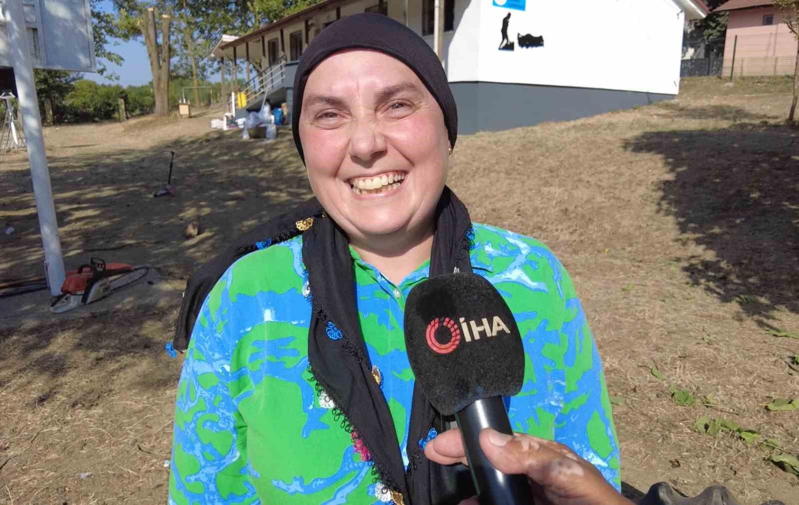 D&uuml;zceli Beşiktaşlılar k&ouml;y okulunu boyayıp spor alanları yaptı
