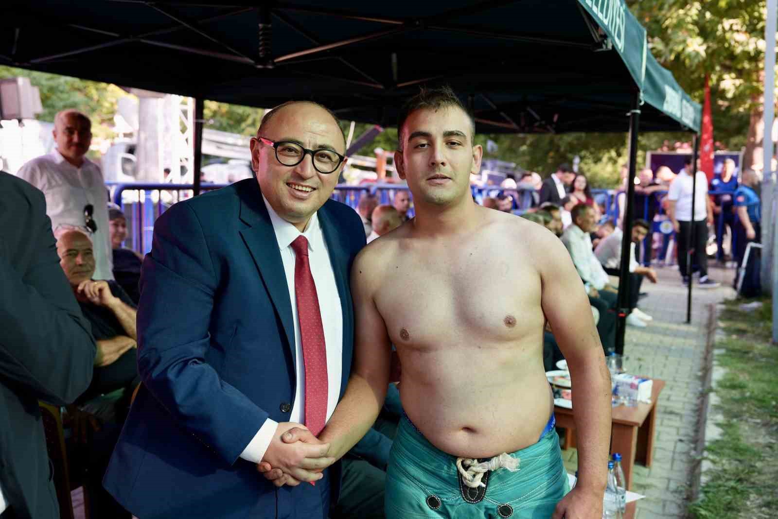 250’den fazla pehlivan katıldı: Yörüklerin güreşi renkli geçti