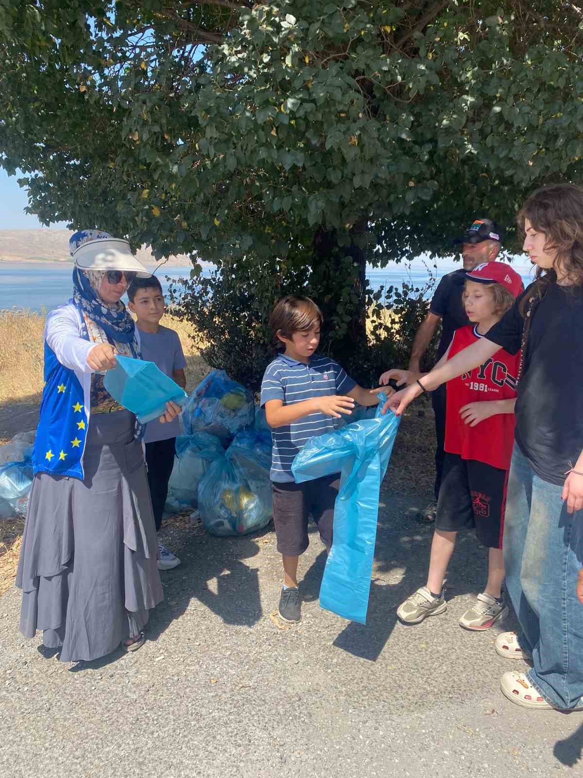 Doğaseverler Van G&ouml;l&uuml; sahilinde &ccedil;&ouml;p topladı
