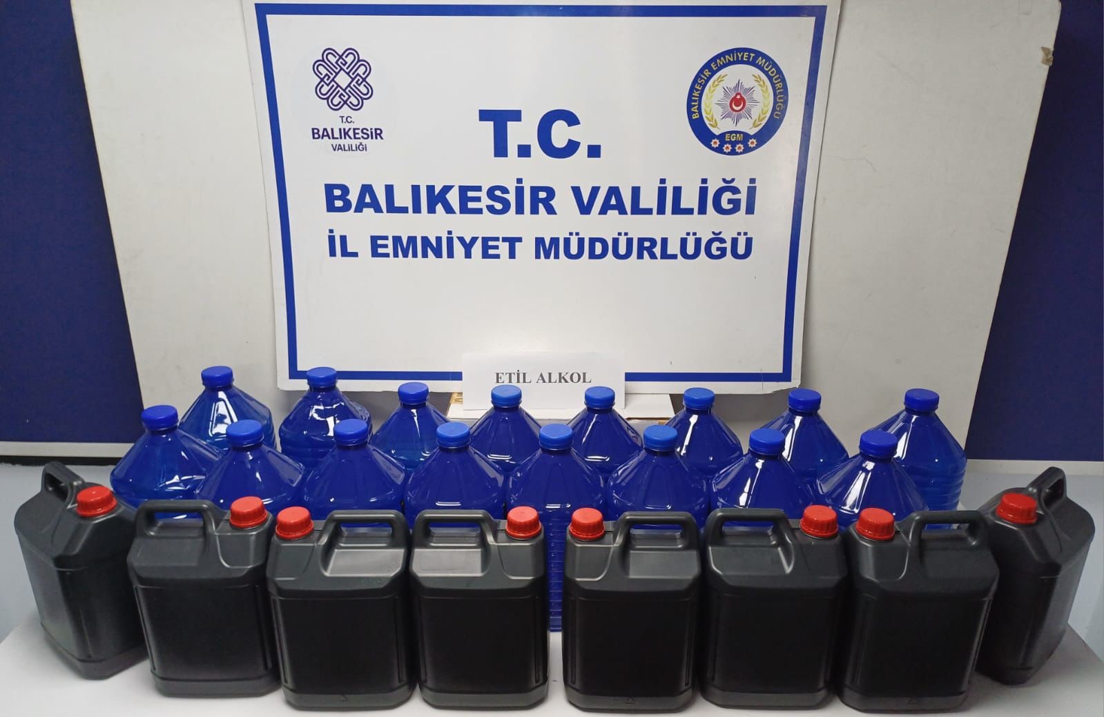 Ayvalık&rsquo;ta 120 litre etil alkol ele ge&ccedil;irildi
