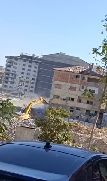 Yıktığı binanın altında kalmaktan saniyelerle kurtuldu, korku dolu anlar kamerada
