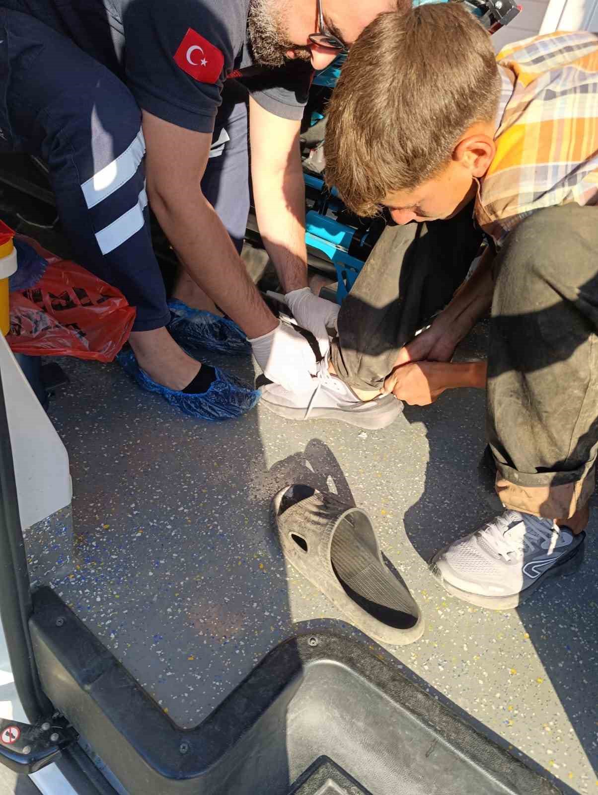 Ambulans şoförü çocuğu yalın ayak bırakmadı, istasyona galoşla döndü
