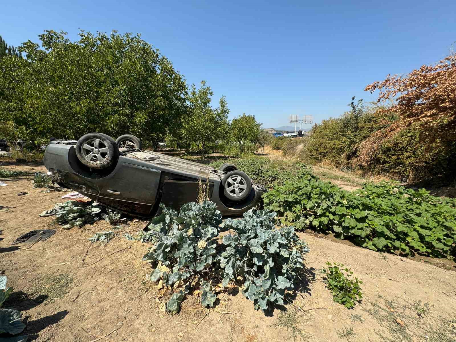 Çarpışan otomobillerden biri takla atıp bahçeye uçtu: 1’i ağır 5 yaralı

