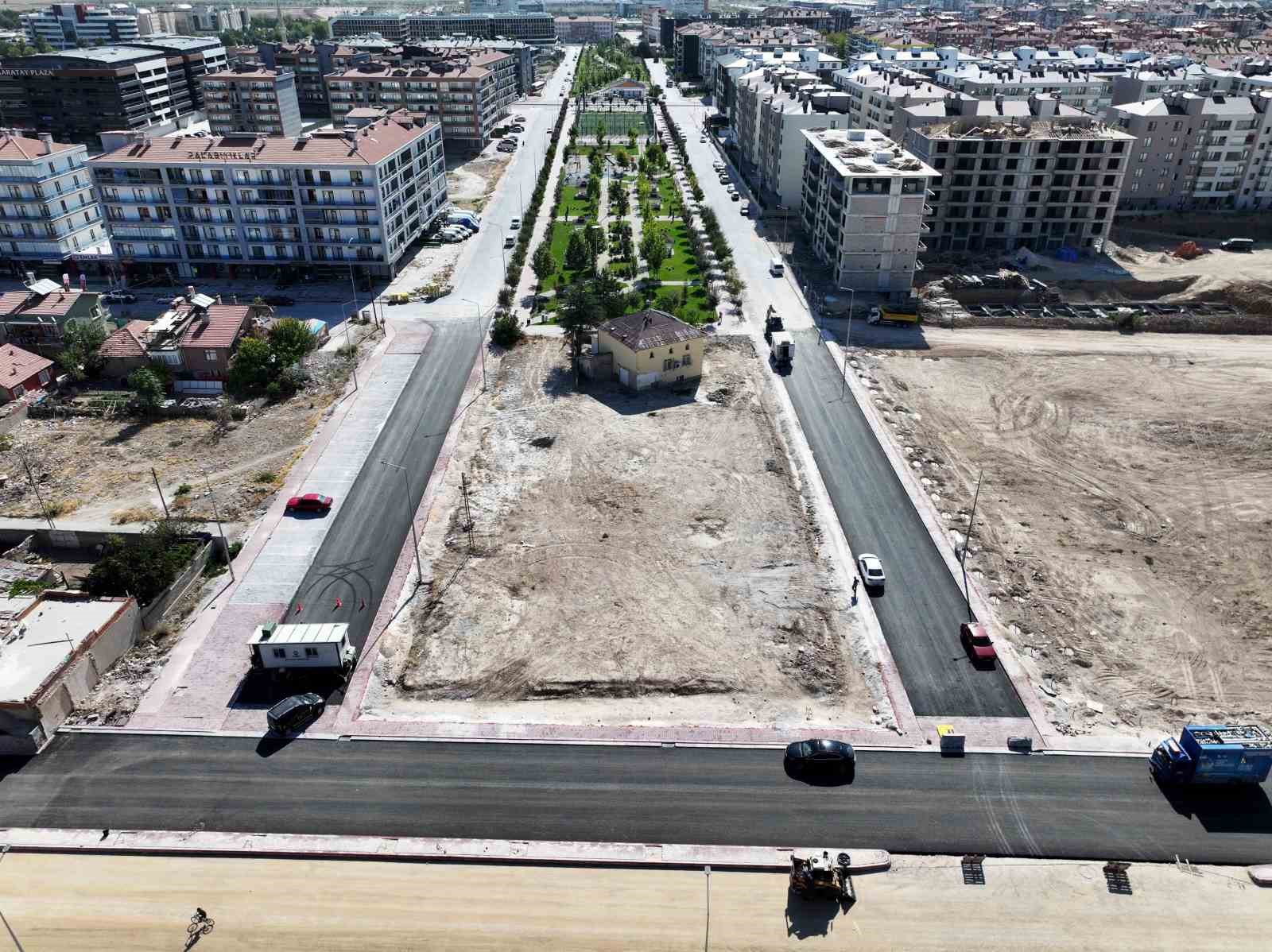 Karatay&rsquo;da asfalt seferberliği s&uuml;r&uuml;yor
