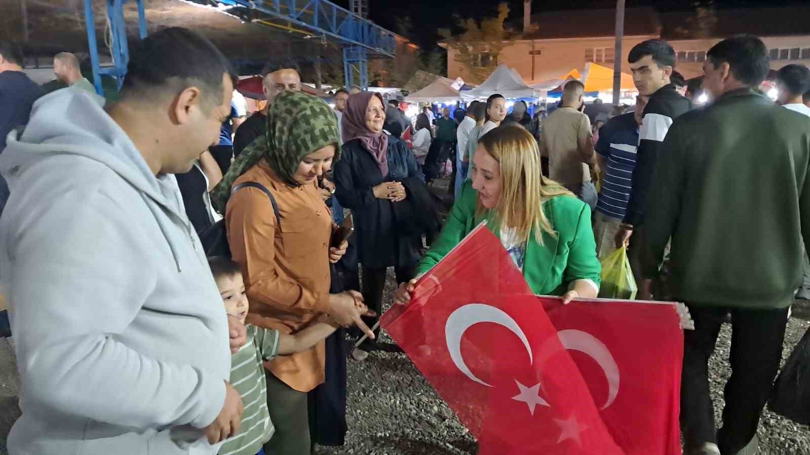 Pazaryeri’nde 30 Ağustos Coşkusu: 5 bin kişiye Türk Bayrağı dağıtıldı