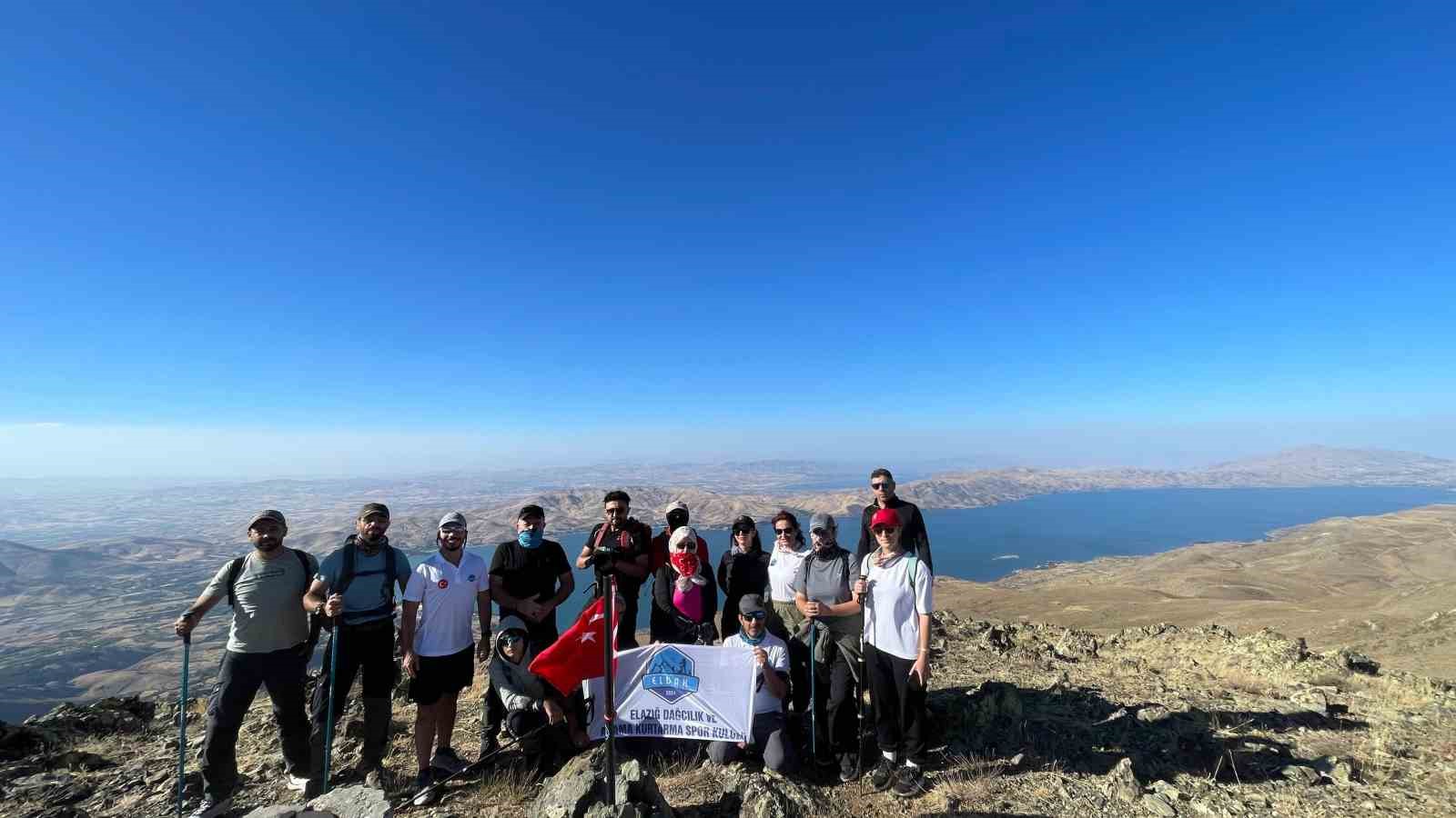 Türk Bayrağı Hazarbaba Dağı zirvesinde dalgalandı