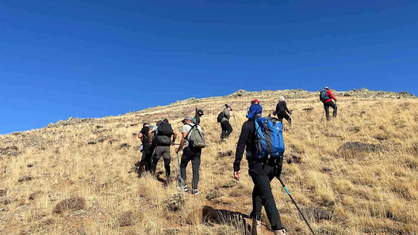 T&uuml;rk Bayrağı Hazarbaba Dağı zirvesinde dalgalandı
