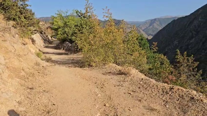 1.5 kilometrelik yolu kendi imkanları ile yaptı, kalanına g&uuml;c&uuml; yetmeyince destek istedi
