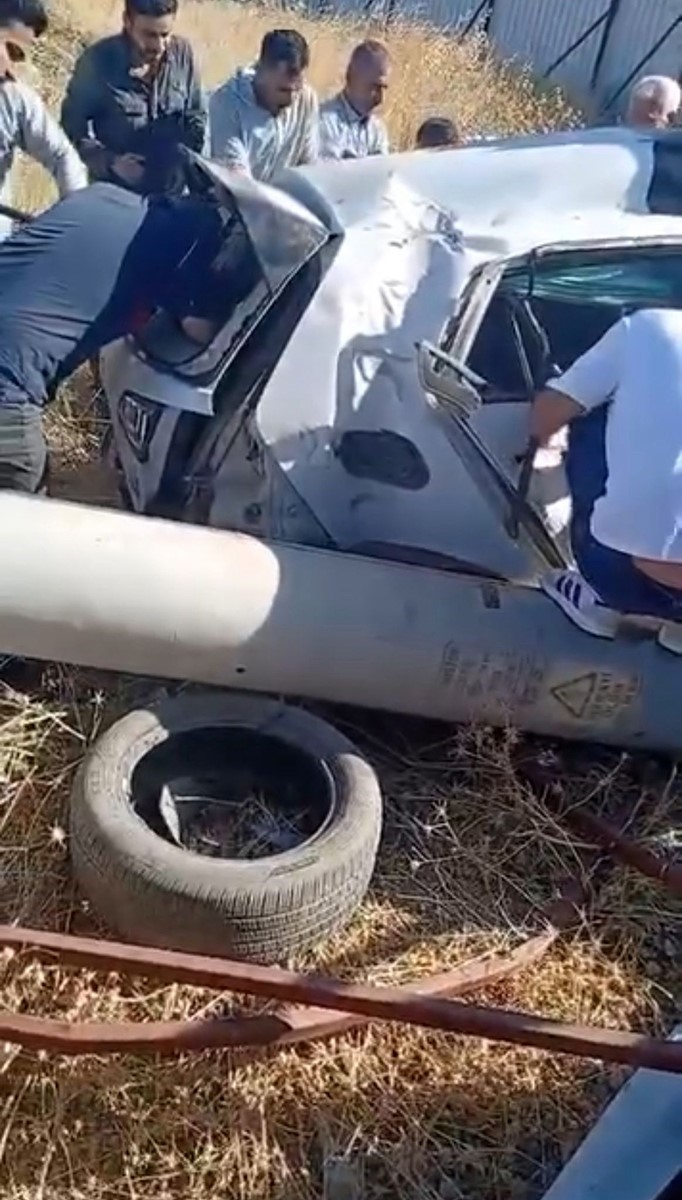 Yoldan &ccedil;ıkan ara&ccedil; bariyerlere ve direğe &ccedil;arptı: 2 yaralı
