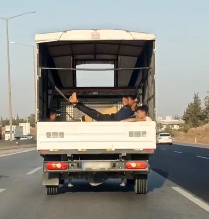 Biri kendini kamyonette iple bağladı, diğeri kamyonette hamak keyfi yaptı
