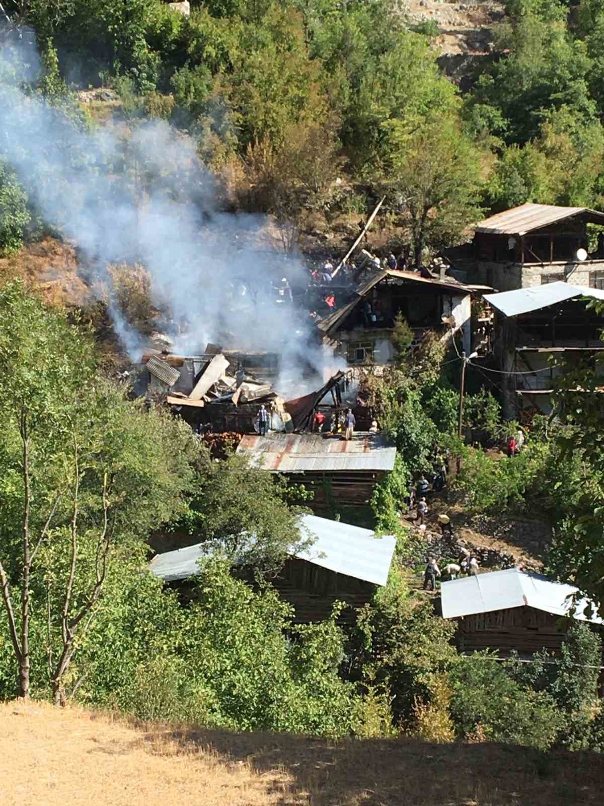İspir &Uuml;z&uuml;mbagı K&ouml;y&uuml;&rsquo;nde korkutan yangın, 6 ev kullanılamaz hale geldi
