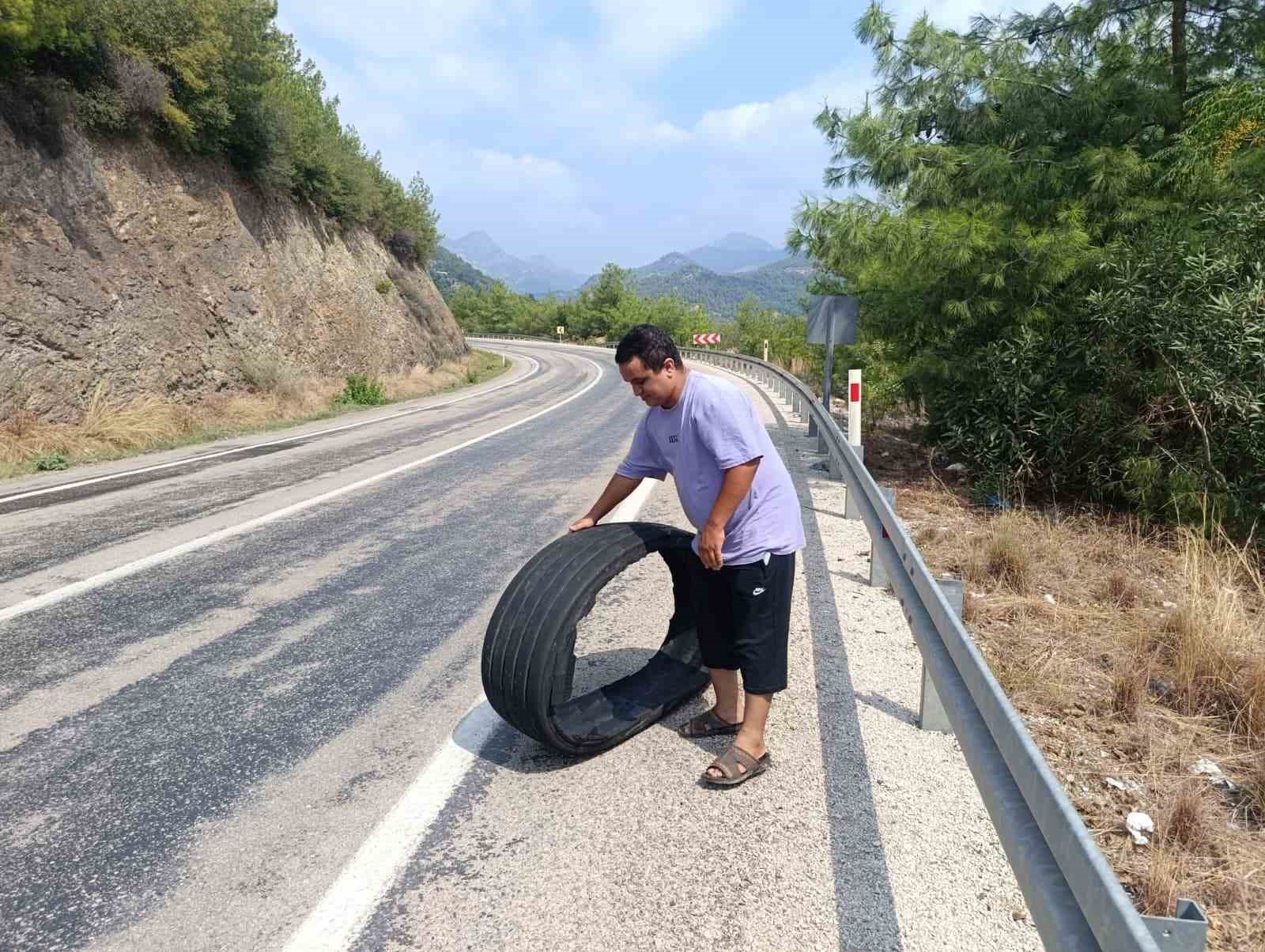 Yoldaki kamyon lastiğine &ccedil;arpma anı saniye saniye g&ouml;r&uuml;nt&uuml;lendi
