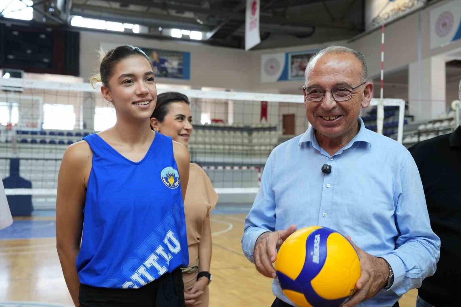 Minik voleybolcular başarı belgelerini Başkan Akın&rsquo;dan aldı
