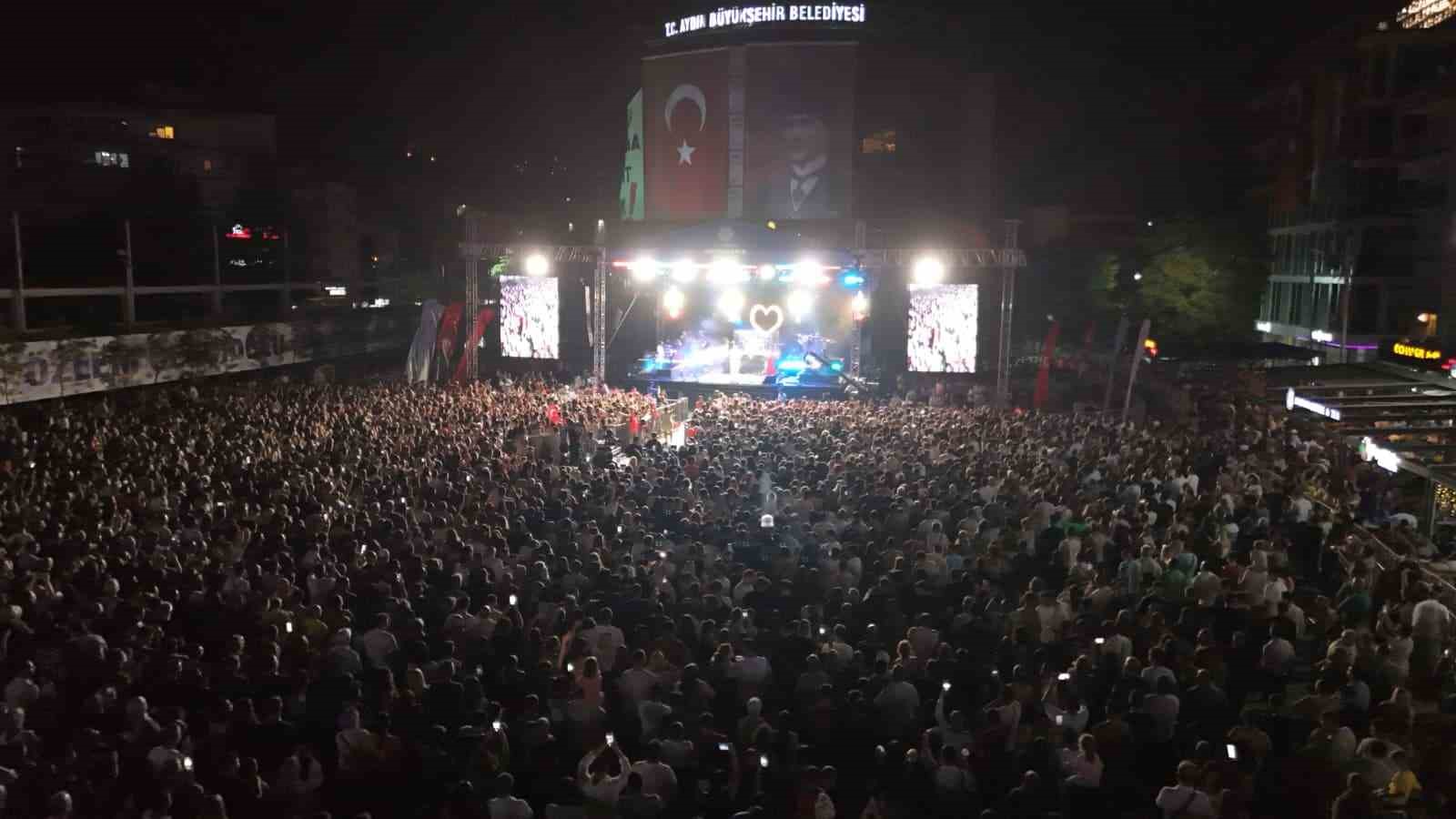 Aydınlılar Zafer Bayramı’nı ünlü sanatçıyla kutladı