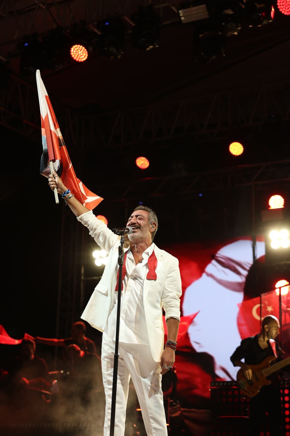 Aydınlılar Zafer Bayramı&rsquo;nı &uuml;nl&uuml; sanat&ccedil;ıyla kutladı
