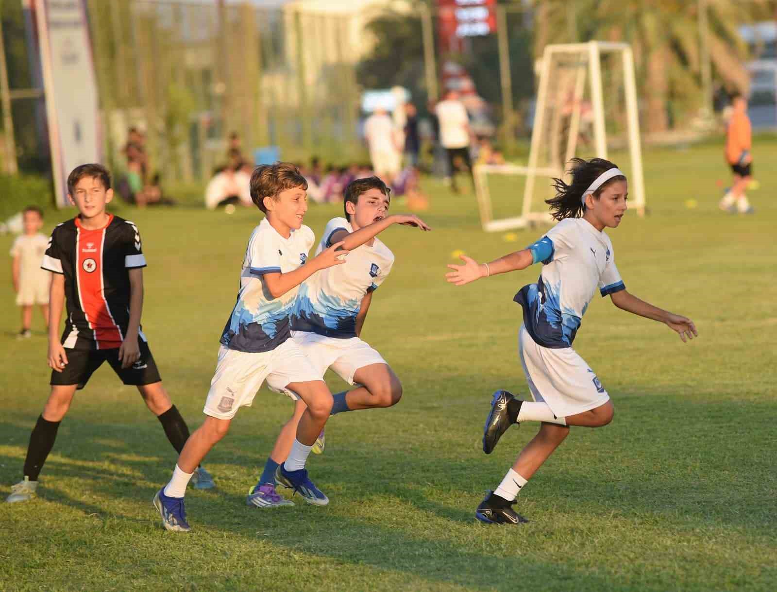 Zafer Bayramı coşkusu futbol turnuvasıyla ta&ccedil;landı
