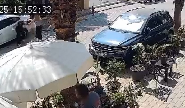 Esnafın anlaşmazlığı sa&ccedil; sa&ccedil;a baş başa kavgaya d&ouml;n&uuml;şt&uuml;
