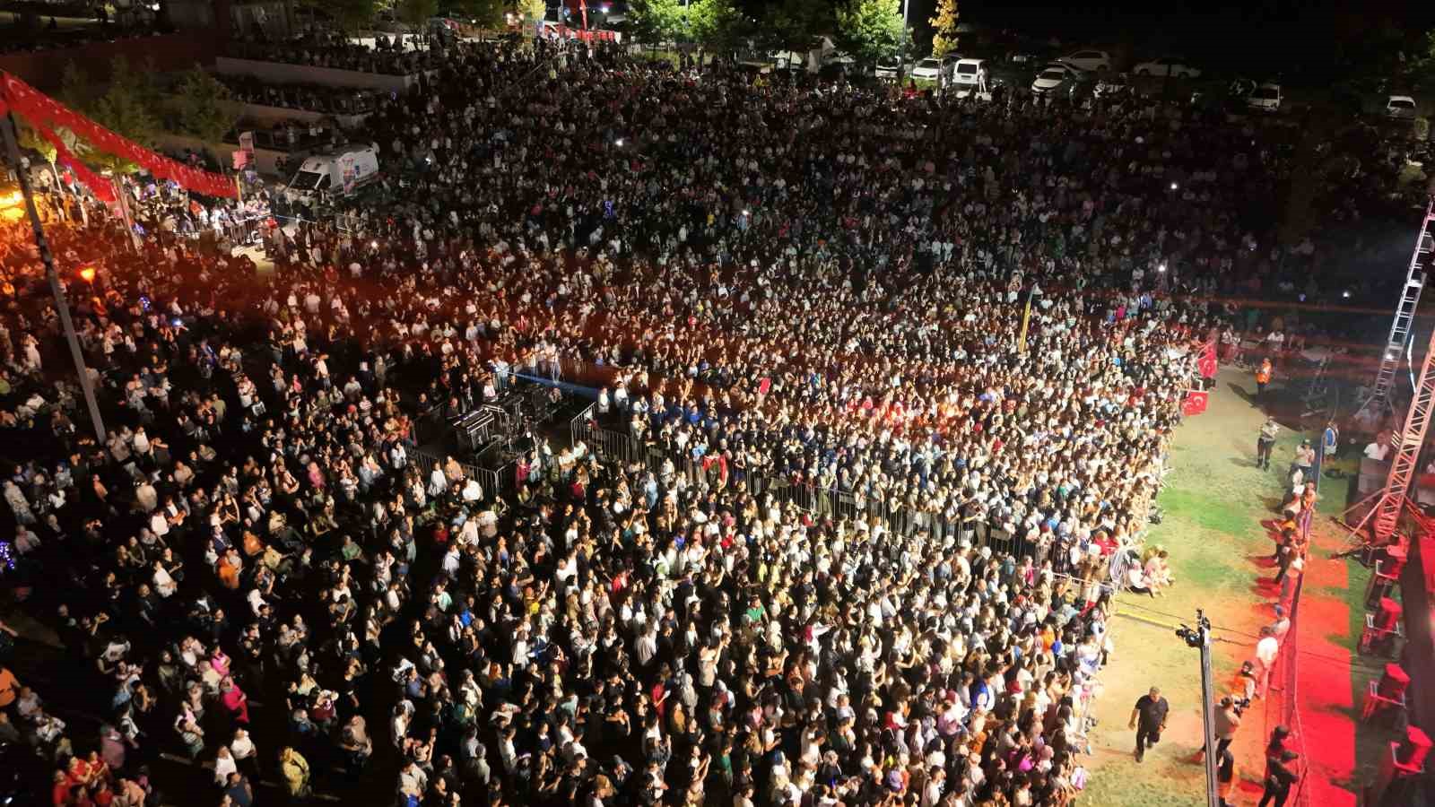 Kahramankazan Belediye Başkanı &Ccedil;ırpanoğlu&rsquo;ndan Emir Can İğrek&rsquo;e kavun ikramı
