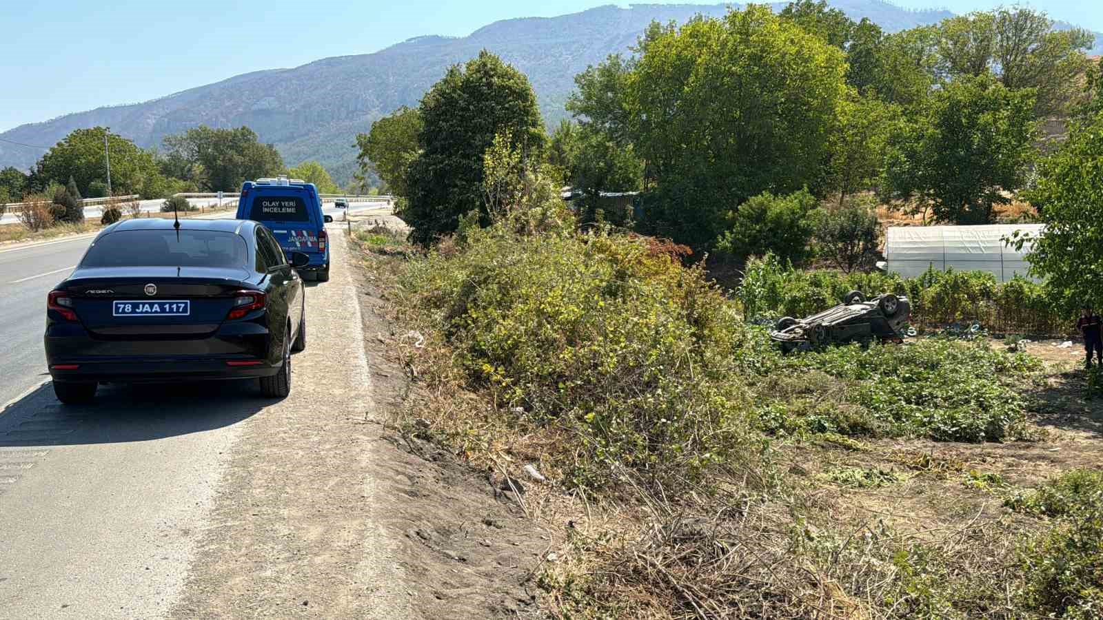 Çarpışan otomobillerden biri takla atıp bahçeye uçtu: 1’i ağır 5 yaralı