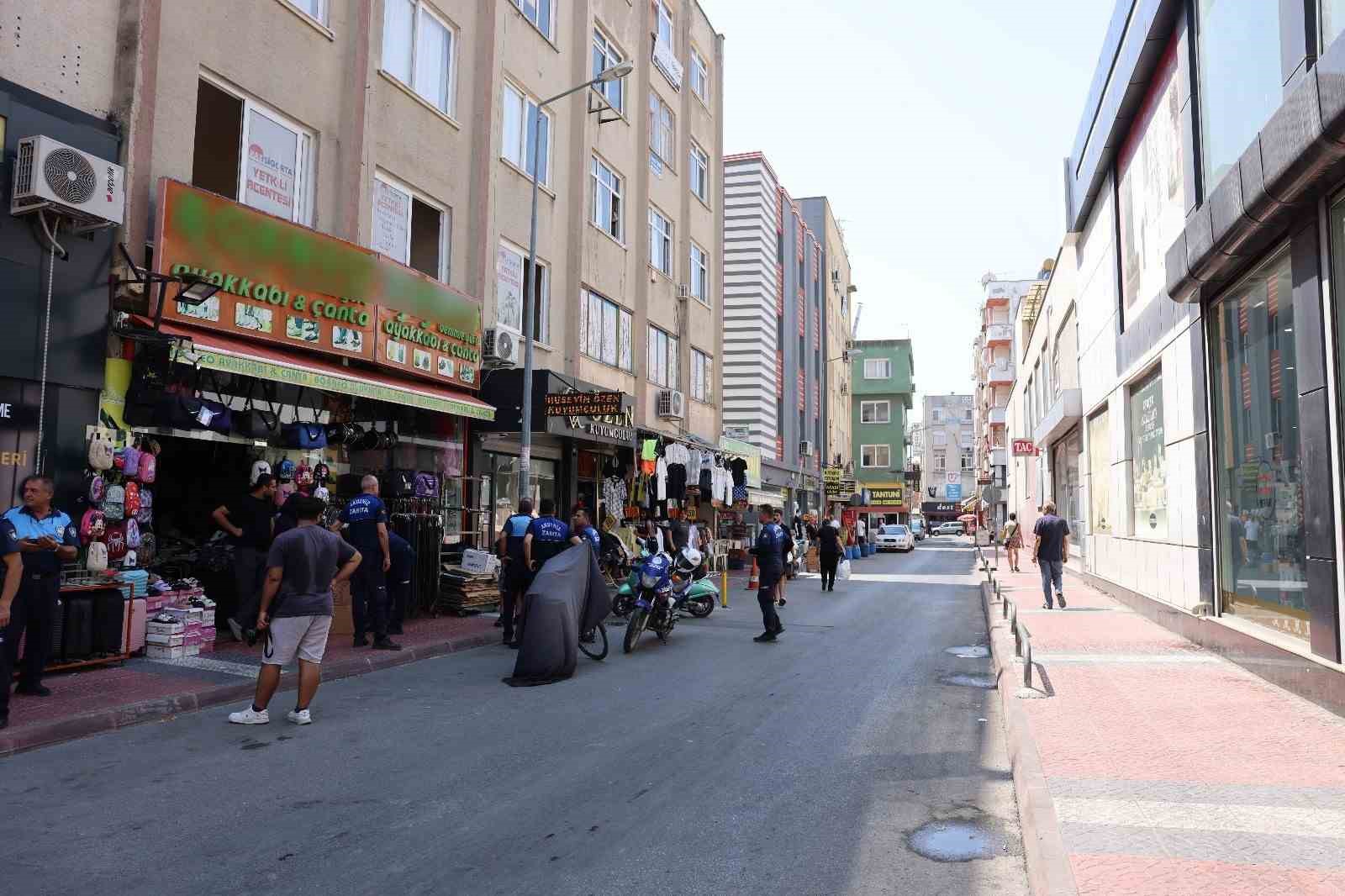 Akdeniz Belediyesinden kaldırım işgallerine sıkı denetim