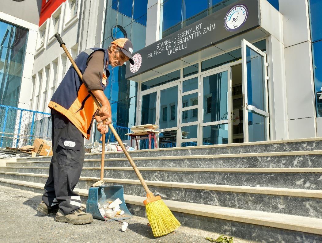 Esenyurt Belediyesi yeni eğitim yılı öncesi okullarda temizlik çalışması gerçekleştirdi