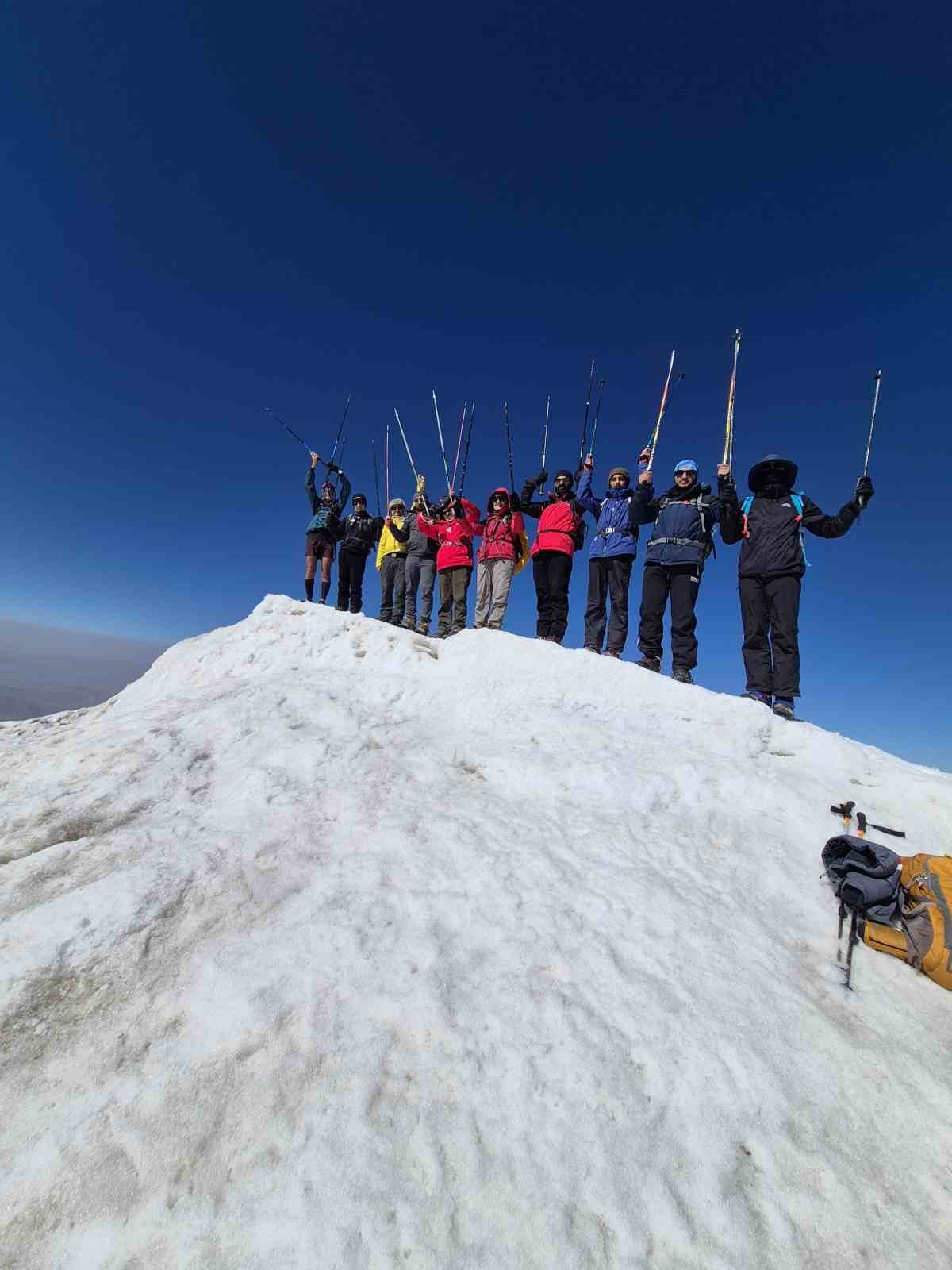 12 sporcu 30 Ağustos&rsquo;ta Ağrı Dağı&rsquo;nın zirvesine ulaştı
