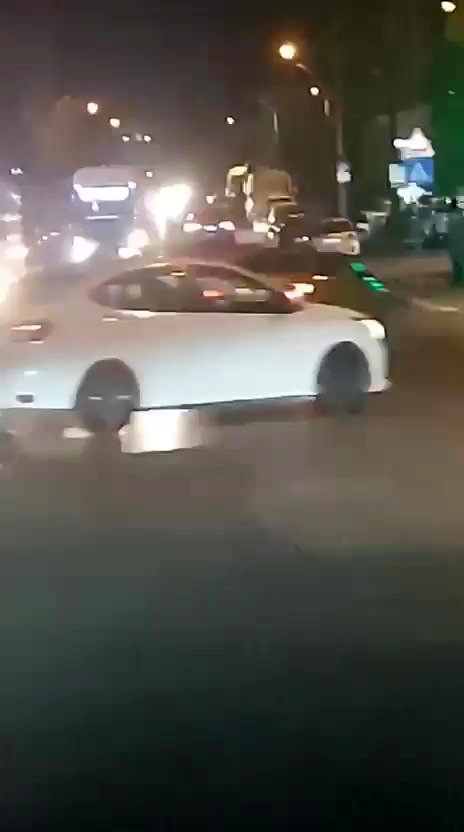 İşlek caddede trafiği tehlikeye sokup drift yapan iki sürücüye 96 bin TL ceza