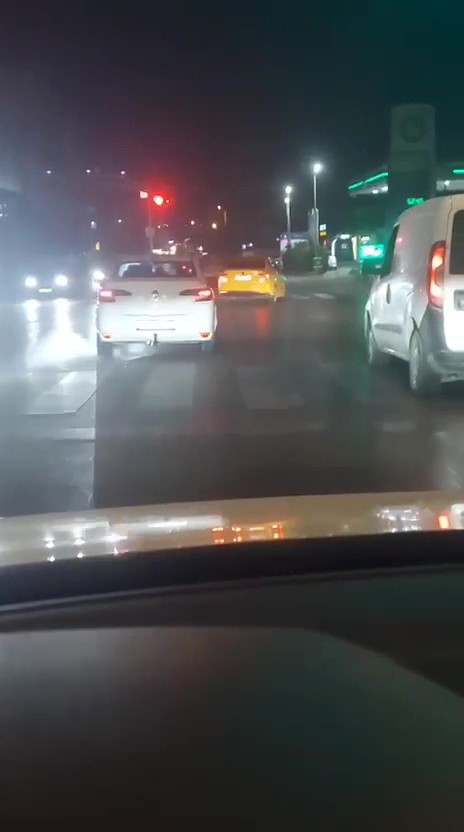 İşlek caddede trafiği tehlikeye sokup drift yapan iki s&uuml;r&uuml;c&uuml;ye 96 bin TL ceza
