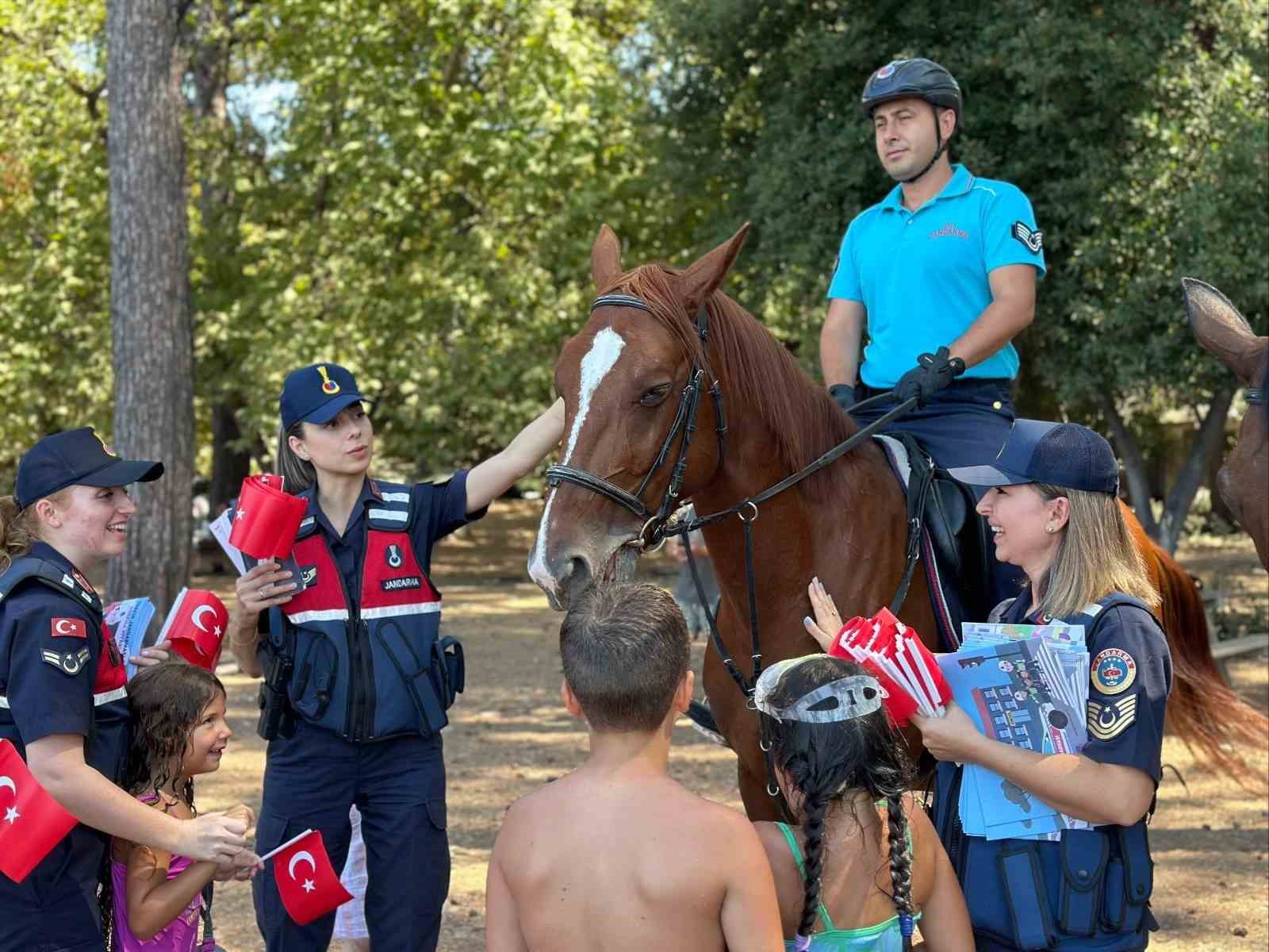 Kuşadası&rsquo;nda jandarmadan KADES bilgilendirmesi
