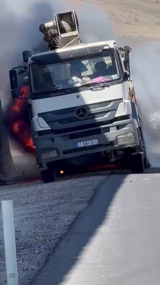 Diyarbakır’da kamyon seyir halindeyken alev aldı