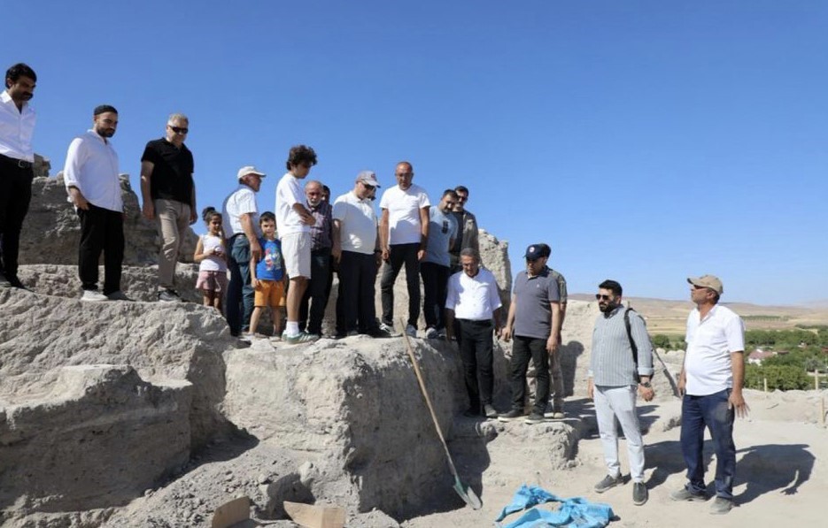 Vali Hatipoğlu, kazı &ccedil;alışmalarını inceledi
