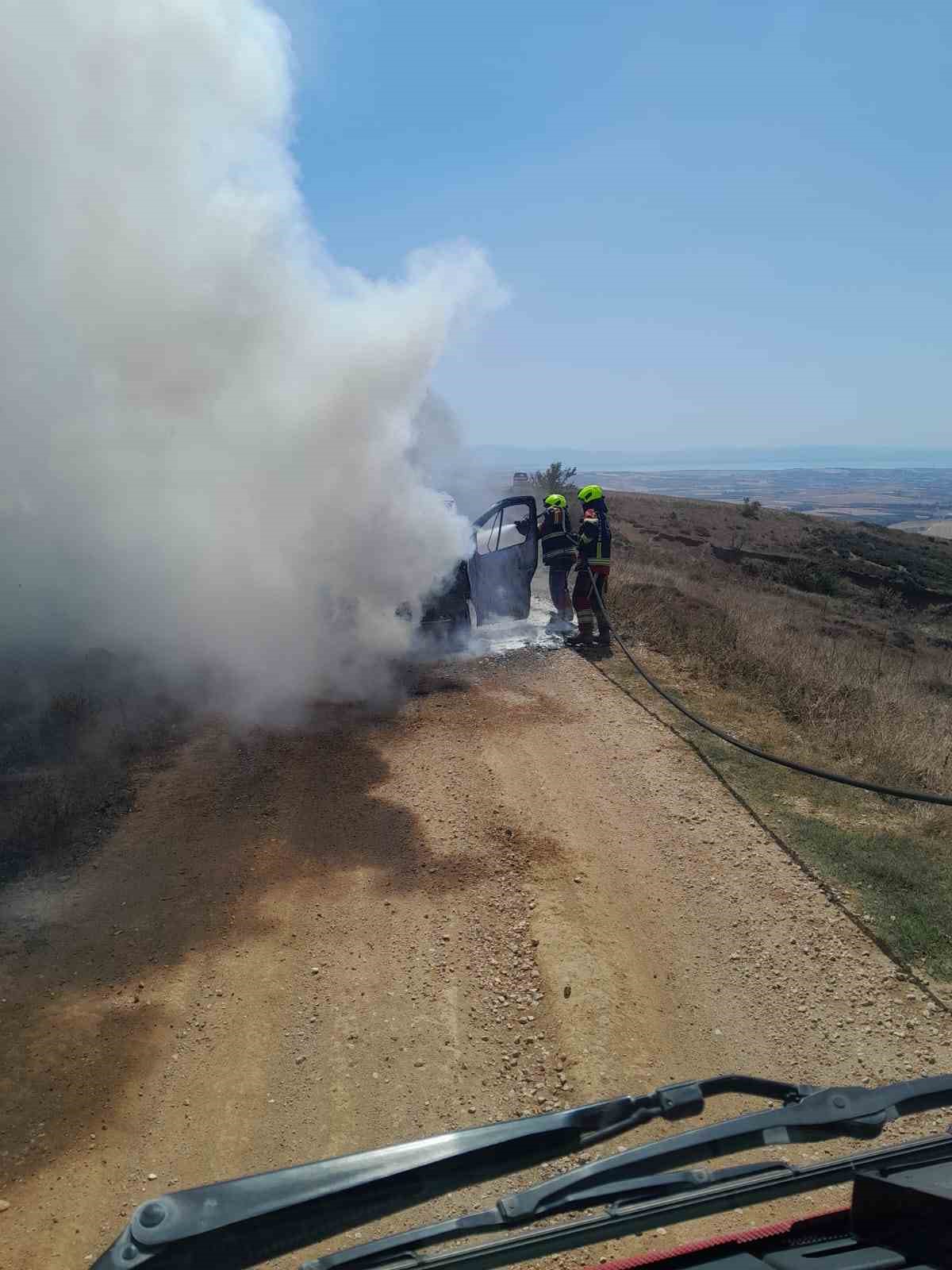 Bandırma&rsquo;da ara&ccedil; ve arazi yangını s&ouml;nd&uuml;r&uuml;ld&uuml;
