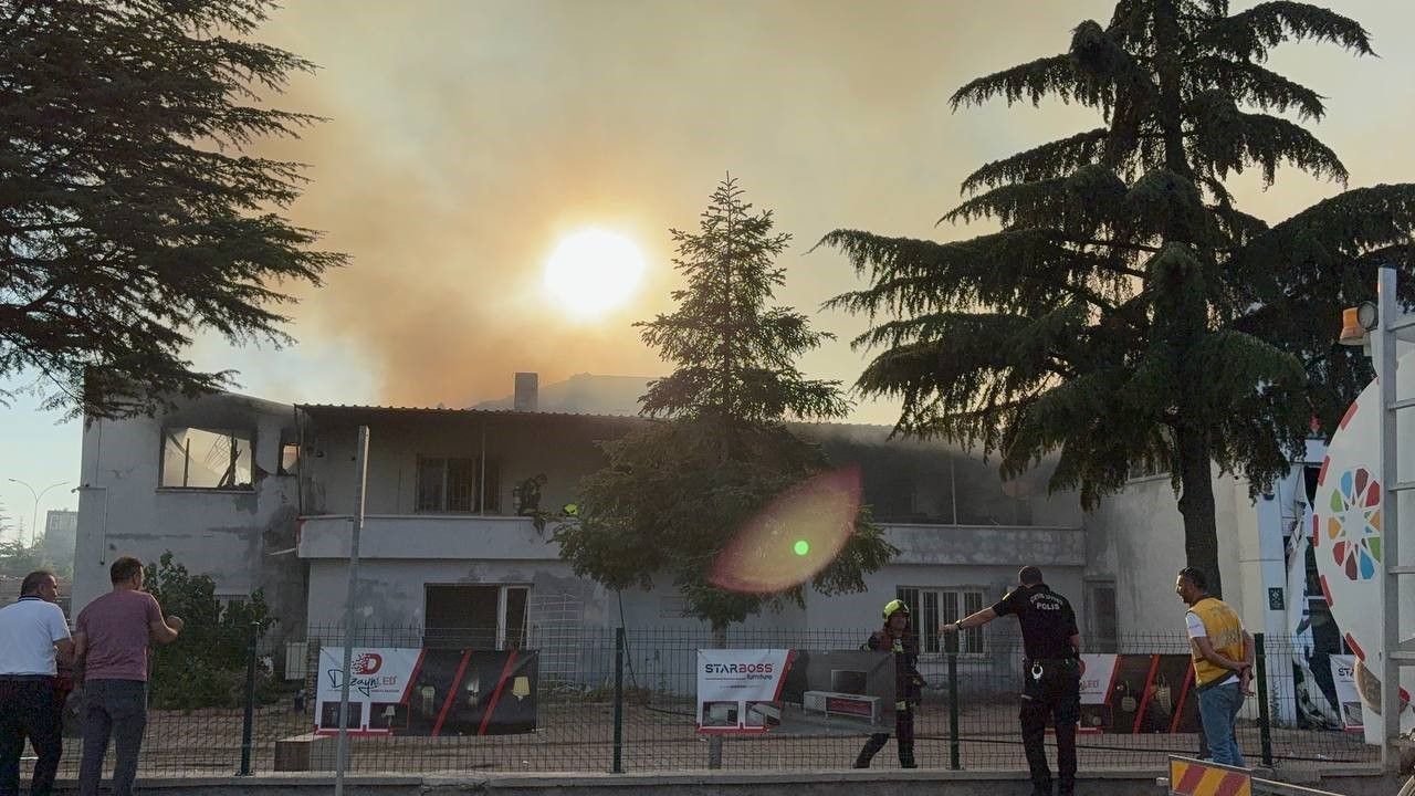 Kayseri’de hırdavat dükkanındaki yangın fabrikaya sıçradı