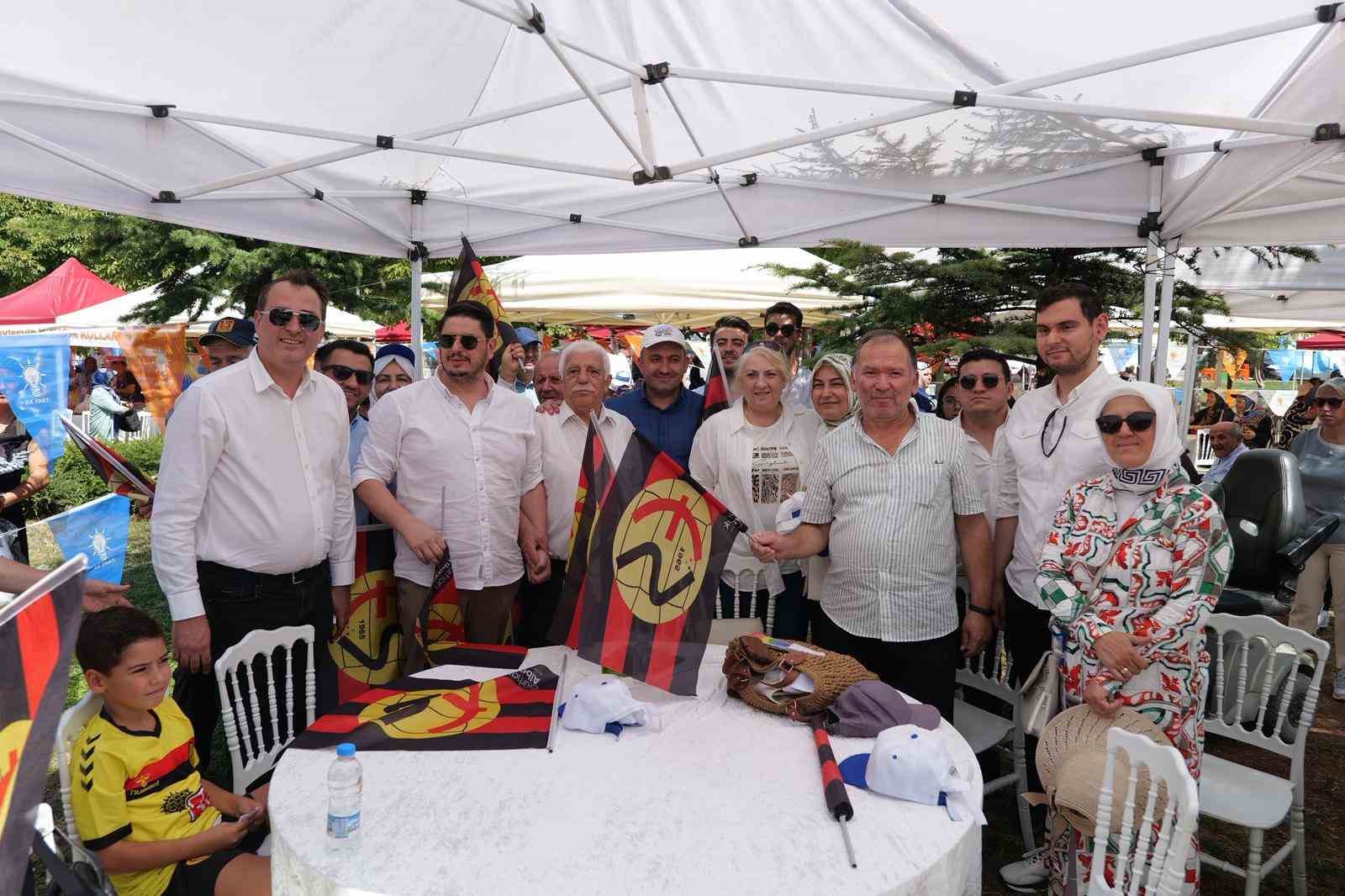 AK Parti&rsquo;nin 24&rsquo;&uuml;nc&uuml; kuruluş yıl d&ouml;n&uuml;m&uuml; sebebiyle pinnik d&uuml;zenlendi
