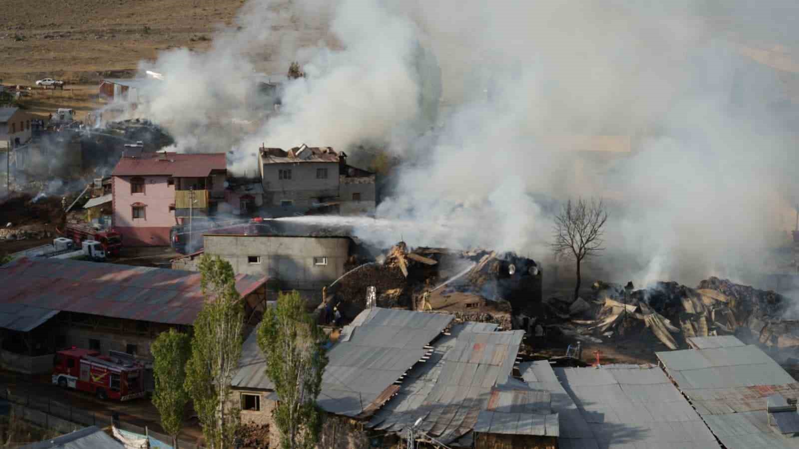 Erzurum’da köyde çıkan yangın 6 saat sonra kontrol altına alındı