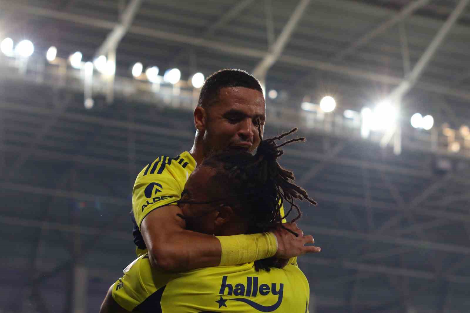 Trendyol S&uuml;per Lig: Gen&ccedil;lerbirliği: 0 - Fenerbah&ccedil;e: 3 (İlk yarı)
